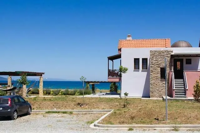 הקונטקטים של Seafront House With Garden